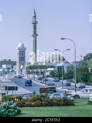 Lo stato del Golfo Arabico del Qatar intorno al 1981-82, visto qui con una scena generale di strada a Doha che guarda verso la rotonda del traffico della torre dell'orologio, il Rulers Palace e la moschea centrale Foto Stock