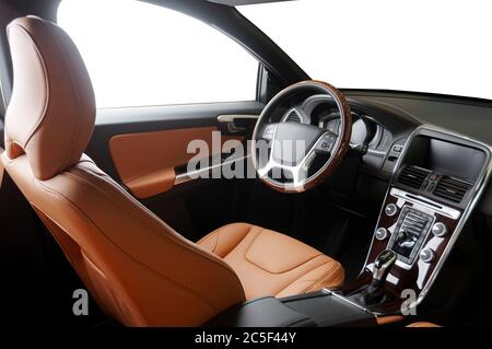 Interni interni in pelle di sabbia rossa arancione - volante, leva del cambio e cruscotto. Foto Stock