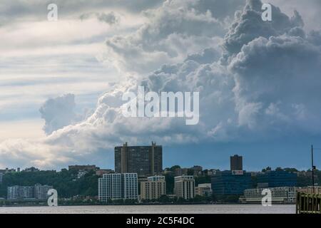 Nuvole sopra Hobben, New Jersey visto da Hudson River Park a New York Sabato, 27 giugno 2020 Foto Stock