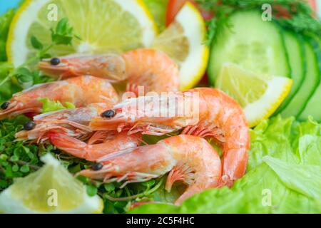 Gamberi, fette di verdure e verdure per insalata di gamberetti Foto Stock