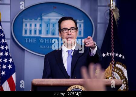 Il Segretario del Tesoro degli Stati Uniti Steven T. Mnuchin prende una domanda da un membro dell'agenzia di stampa mentre partecipa ad una conferenza stampa sulle cifre di lavoro nella stanza di Briefing di James Brady della Casa Bianca a Washington, DC, USA, 02 luglio 2020. Gli Stati Uniti hanno aggiunto 4.8 milioni di posti di lavoro nel mese di giugno, quando l'economia ha cercato di recuperare durante il coronavirus COVID-19 pandemic.Credit: Michael Reynolds/Pool via CNP /MediaPunch Foto Stock