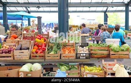 Rovigno, Croazia - 16 Ottobre 2014: Ortaggi prodotti in Crate al mercato agricolo locale di Rovigno, Croazia. Foto Stock