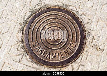 copertura del canale di ferro tra il pavimento in cemento Foto Stock