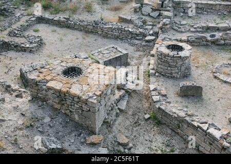 Troia. Vista sulla città di Troy. Pietre storiche. Rovine storiche e strutture in rovina. Foto Stock