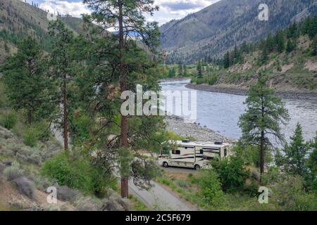 Un camper di classe A con partenza da Jayco parcheggiato sul fiume Thompson nella British Columbia Canada Foto Stock