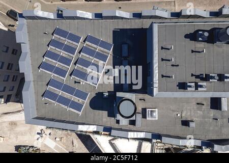 Vista aerea dei pannelli solari sul tetto del moderno edificio di appartamenti. Foto Stock
