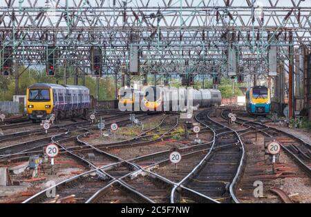 Northern, Virgin treni costa ovest, e Arriva treni Galles treni nella congestionata, trafficata Manchester Piccadilly stazione ferroviaria gola Foto Stock