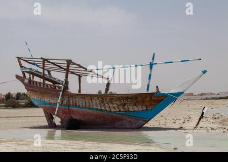 Al Ruwais, al Shamal, spiaggia e villaggio di pescatori nel nord del Qatar. Pesca tradizionale dhow barche. Foto Stock