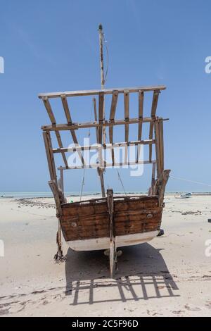 Al Ruwais, al Shamal, spiaggia e villaggio di pescatori nel nord del Qatar. Pesca tradizionale dhow barche. Foto Stock