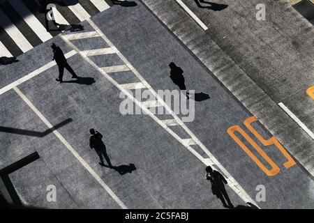 Persone che camminano con un allontanamento sociale in una zona auto-free a Ginza in vacanza Foto Stock