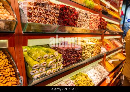 Delizia turca, dolci turchi, specialità presso uno stand mercato, Grand Bazaar, Kapali Corsi, Istanbul, Turchia Foto Stock