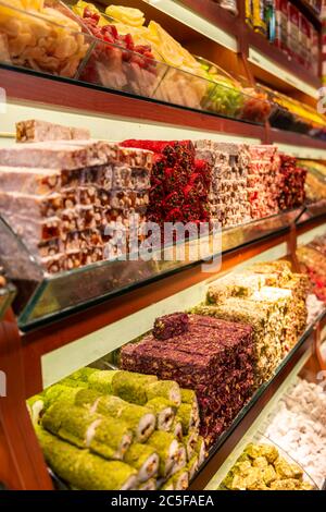 Delizia turca, dolci turchi, specialità presso uno stand mercato, Grand Bazaar, Kapali Corsi, Istanbul, Turchia Foto Stock