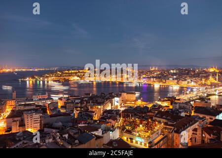 Vista della città al tramonto, moschea di Yeni Cami e Beyazit Camii, il Sultano Ahmet Camii e la moschea di Hagia Sophia, il ponte di Galata, il Corno d'Oro, Bosforo, Fatih Foto Stock