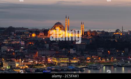 Vista della città al tramonto, Moschea Sueleymaniye, Camii Sueleymaniye, Moschea Suleiman, Corno d'Oro, Bosforo, Istanbul, parte europea, Turchia Foto Stock