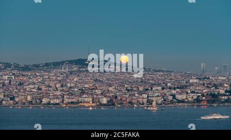 Vista del quartiere Ueskuedar con la luna crescente, Bosforo, Istanbul, Turchia Foto Stock
