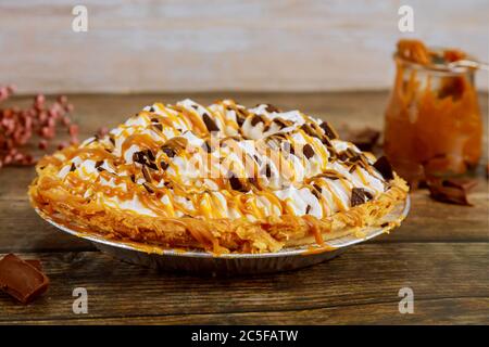 Dolce torta intera con salsa al caramello. Primo piano. Foto Stock