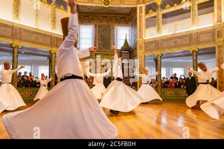 Dervisci danzanti dell'ordine Sufi Mevlevi, Sema-Zerimonie, danza dervish, Sema, Mevlevihanesi Muezesi, Istanbul, Tuerkei Foto Stock