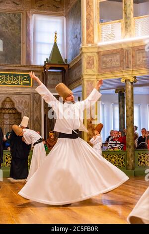 Dervisci danzanti dell'ordine Sufi Mevlevi, Sema-Zerimonie, danza dervish, Sema, Mevlevihanesi Muezesi, Istanbul, Tuerkei Foto Stock