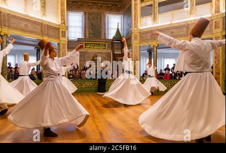 Dervisci danzanti dell'ordine Sufi Mevlevi, Sema-Zerimonie, danza dervish, Sema, Mevlevihanesi Muezesi, Istanbul, Tuerkei Foto Stock
