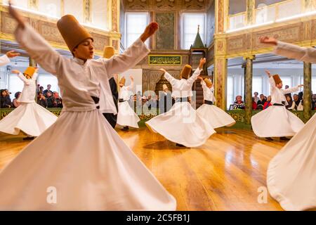 Dervisci danzanti dell'ordine Sufi Mevlevi, Sema-Zerimonie, danza dervish, Sema, Mevlevihanesi Muezesi, Istanbul, Tuerkei Foto Stock