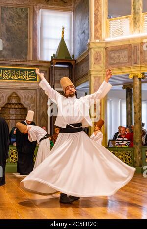 Dervisci danzanti dell'ordine Sufi Mevlevi, Sema-Zerimonie, danza dervish, Sema, Mevlevihanesi Muezesi, Istanbul, Tuerkei Foto Stock