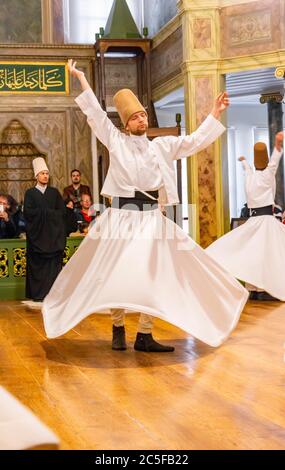 Dervisci danzanti dell'ordine Sufi Mevlevi, Sema-Zerimonie, danza dervish, Sema, Mevlevihanesi Muezesi, Istanbul, Tuerkei Foto Stock