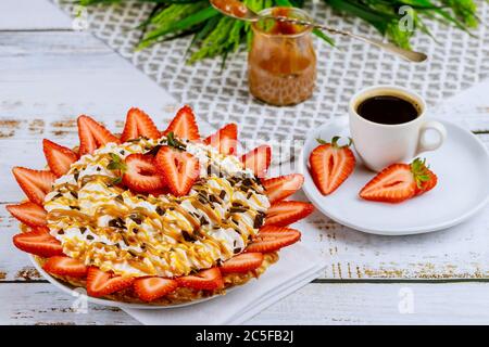 Strawberey con torta di crosta panna montata su sfondo bianco di legno. Foto Stock