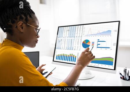 African American Business Data Analyst Donna che utilizza il computer Foto Stock