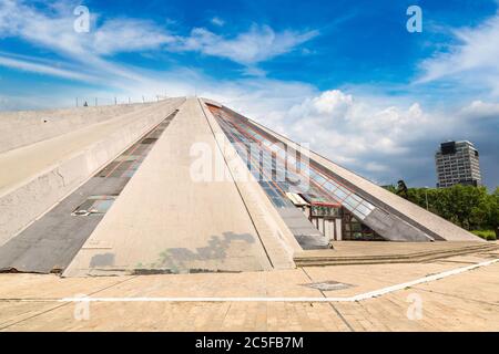 La Piramide di Tirana, costruita dal dittatore Enver Hoxha in una bella giornata estiva, Albania Foto Stock