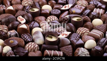 caramelle e tartufi vari, dolcezza al cioccolato per dessert. sfondo dolce Foto Stock