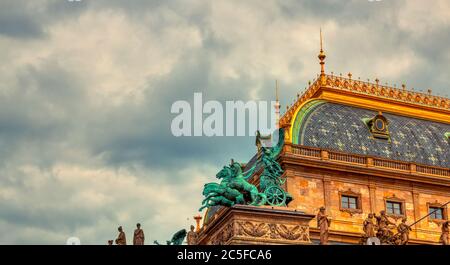 Praga, Cechi, 02 luglio 2020 - dettaglio della Prague National Theather da una distanza sotto le nuvole in un giorno di sole d'estate Foto Stock