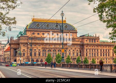 Praga, Czechia, 02 luglio 2020 - Teatro Nazionale di Praga da una distanza sotto le nuvole in un giorno di sole d'estate Foto Stock