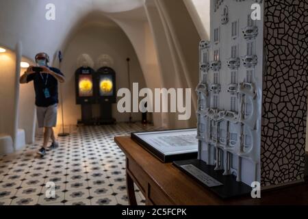 Modello di Casa Batlló esposto in una delle sale del museo durante la riapertura.la Casa modernista Batlló progettata dal famoso architetto catalano Antoni Gaudí riapre le sue porte al pubblico con misure di sicurezza e restrizioni di capacità a causa del contagio del Covid 19. Foto Stock