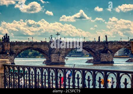 Praga, Cechi, 02 luglio 2020 - Ponte Carlo vuoto durante la pandemia COVID-19 Foto Stock