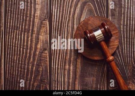 Giudica la gavel sul legno Foto Stock