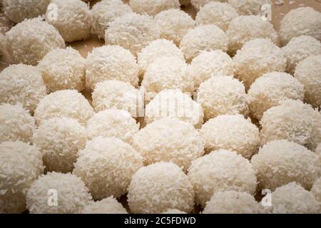 Palle di cocco per panetteria natalizia. Biscotti fatti in casa in bassa Baviera Germania Foto Stock