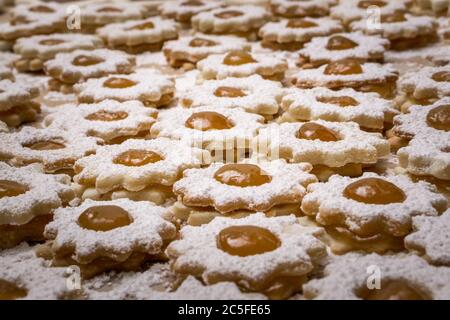 Biscotti Mozart per panetteria natalizia. Biscotti fatti in casa in bassa Baviera Germania Foto Stock