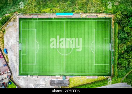 Vista dall'alto del drone aereo sul campo da calcio Foto Stock