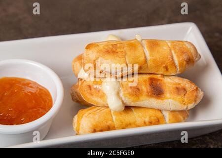 Colpo chiuso di Tequeños ripieno di formaggio Foto Stock