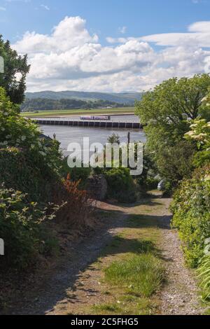 2 treni di classe 153 sprinter che attraversano il viadotto del fiume Kent ad Arnside sulla ferrovia panoramica della costa Cumbria con la marea in su Foto Stock