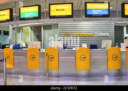 MONACO, GERMANIA - CIRCA GENNAIO 2020: Scatto interno dell'aeroporto di Monaco. Foto Stock