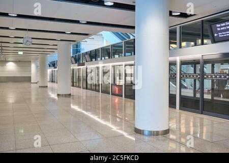 MONACO, GERMANIA - CIRCA GENNAIO 2020: Scatto interno dell'aeroporto di Monaco. Foto Stock