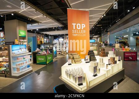 MONACO, GERMANIA - CIRCA GENNAIO 2020: Duty free all'aeroporto di Monaco. Foto Stock