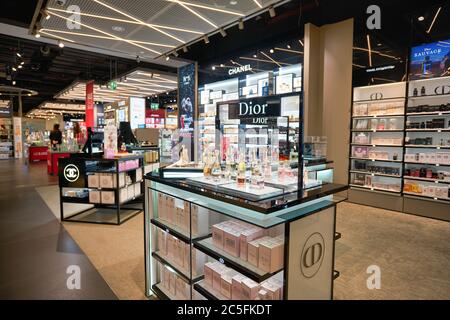 MONACO, GERMANIA - CIRCA GENNAIO 2020: Duty free all'aeroporto di Monaco. Foto Stock