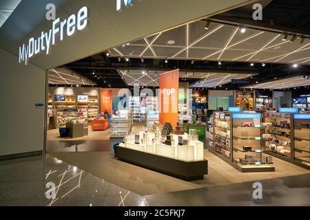 MONACO, GERMANIA - CIRCA GENNAIO 2020: Duty free all'aeroporto di Monaco. Foto Stock