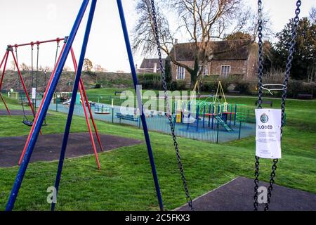 OAKHAM, RUTLAND/INGHILTERRA – MARZO 25 2020: Altalene a Cutts Close Park, Oakham, chiuso dal comune di Oakham durante la pandemia del coronavirus del 2020 Foto Stock