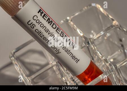 Primo piano di una provetta in un supporto di vetro con contenuto rosso di Remdesivir con il testo solo per i cittadini statunitensi, Danimarca, 2 luglio 2020 Foto Stock