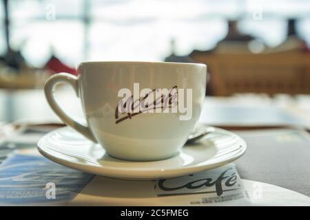FRANCOFORTE sul MENO, GERMANIA - CIRCA GENNAIO 2020: Tazza e piattino serviti su vassoio come visto al McCafe di Francoforte sul meno. Foto Stock