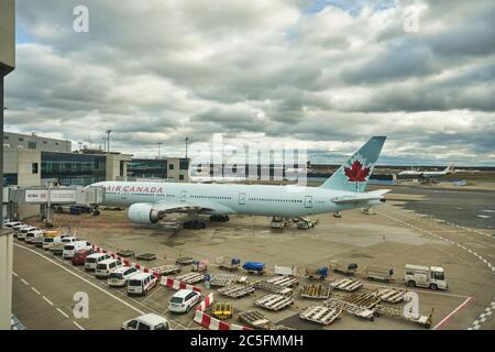 FRANCOFORTE AM MAIN, GERMANIA - CIRCA GENNAIO 2020: Boeing 777 gestito da Air Canada al grembiule dell'aeroporto di Francoforte sul meno. Foto Stock