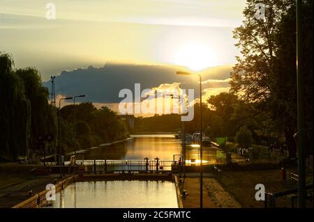 Tramonto a Limmer Schleuse da Continental Limmer. Foto Stock